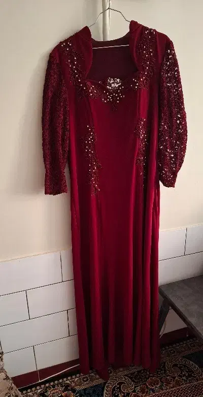 لباس مجلسی|لباس|بروجن, |دیوار