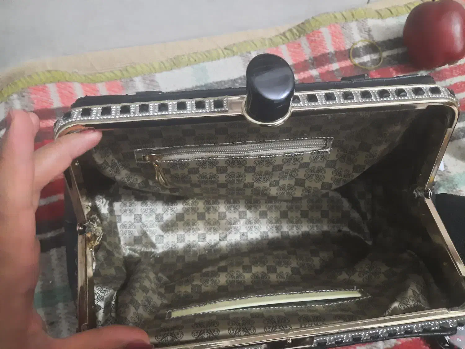 کیف در حد نو فقد بندش نیاز ب تعمیر داره|کیف، کفش، کمربند|میبد, |دیوار