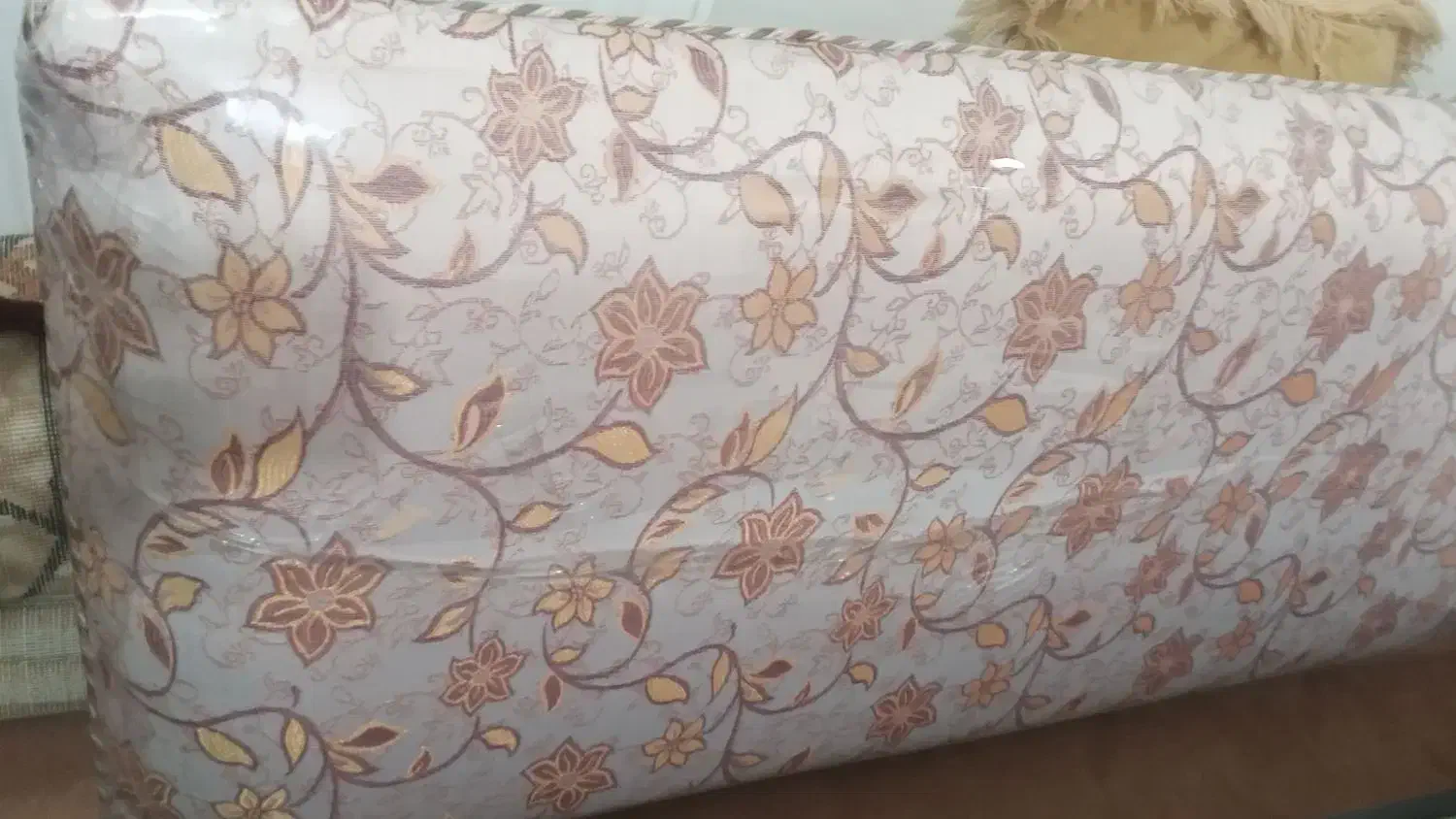 پشتی|رختخواب، بالش، پتو|سلماس, |دیوار