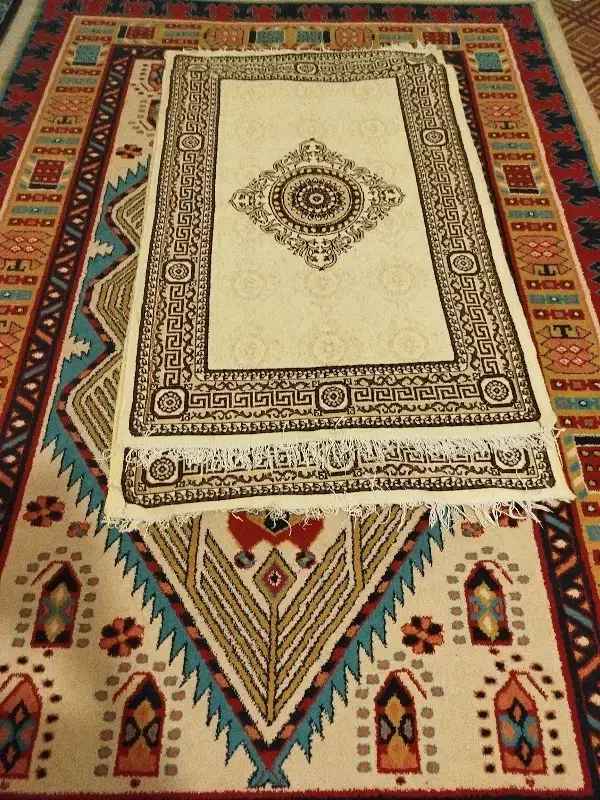 ۲تا قالی ۶متری و همراه ۲تاقلیچه کرم|فرش|ایذه, |دیوار