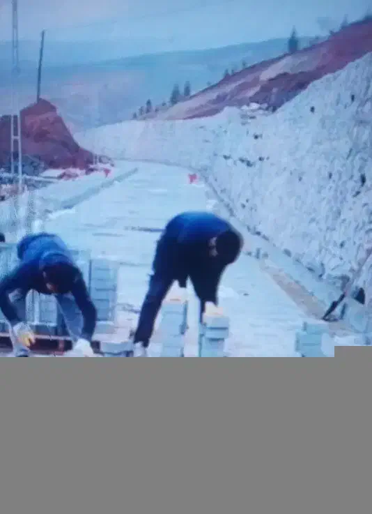 به چند نفر برا سنگ فرش و گچ کاری نیازمندیم|استخدام معماری، عمران و ساختمانی|فیرورق, |دیوار