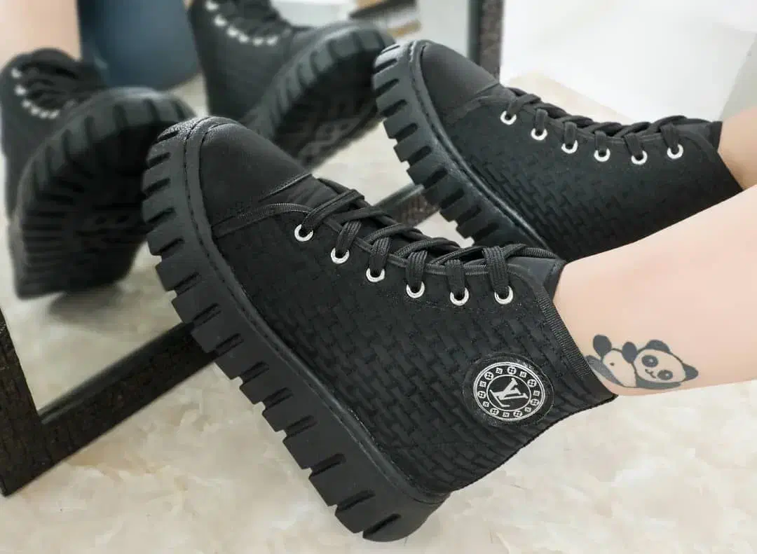 نیم ساق (نیم بوت|کیف، کفش، کمربند|تبریز, |دیوار