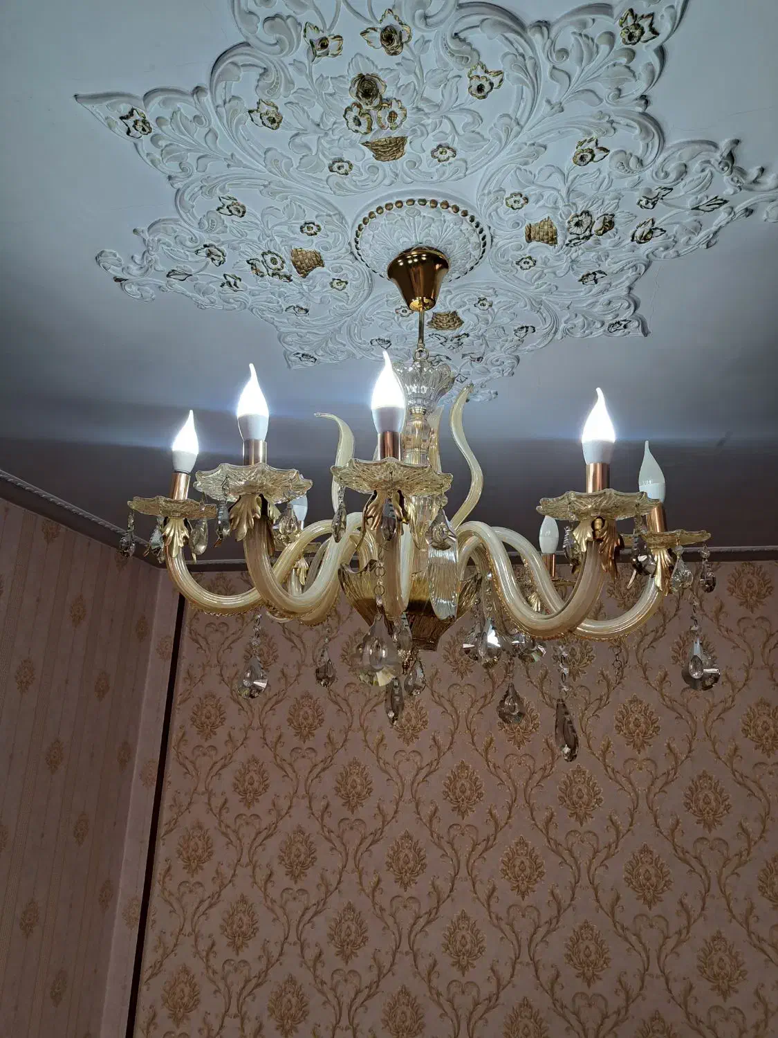 ۲عدد لوستر ۸ شاخه و یک عدد ۱۸ شاخه|لوستر و چراغ آویز|تهران, نیروی هوایی (پیروزی)|دیوار