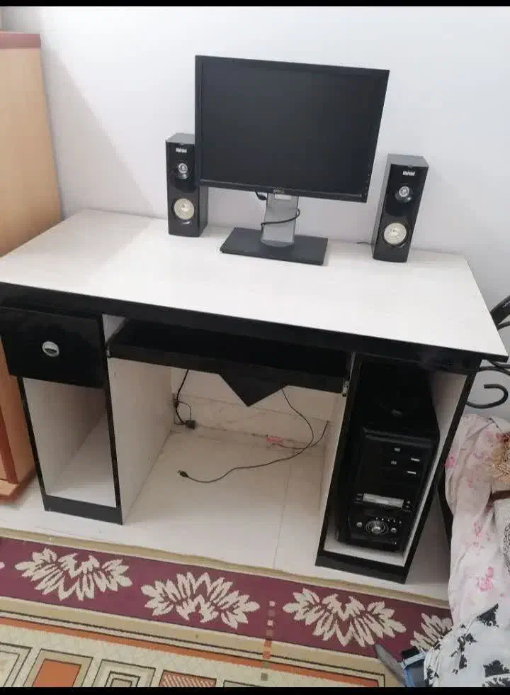 کامپیوتر با میز ش|میز تحریر و کامپیوتر|کاشان, زیدی|دیوار