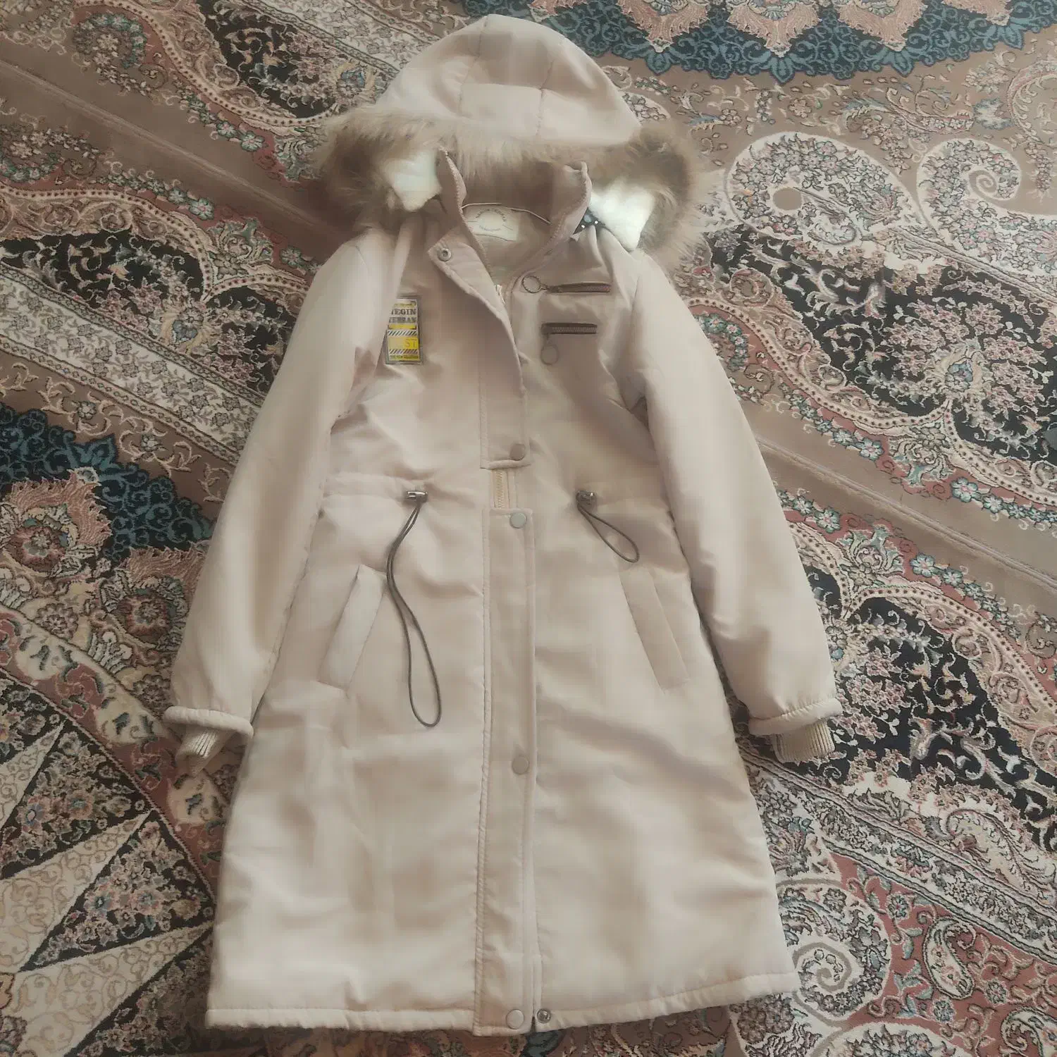 پالتو پوشیده نشده|لباس|مهریز, |دیوار