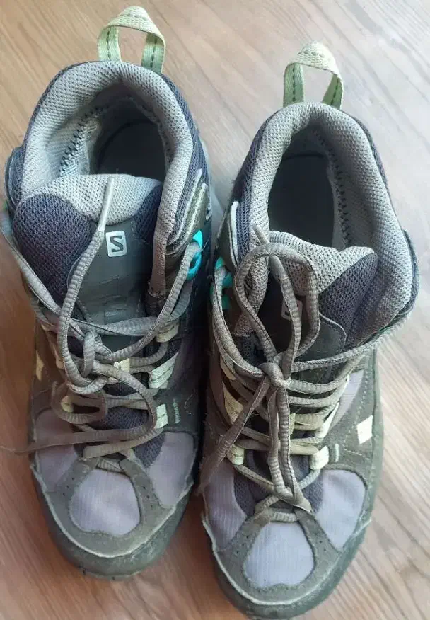 کفش کوهنوردی|کیف، کفش، کمربند|اندیشه, اندیشه فاز ۳|دیوار