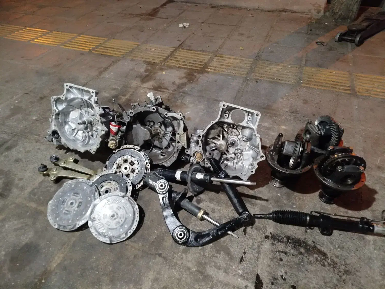 قطعات استوک گیربکس کمک فنر سرسیلندر دف دیفرانسیل|قطعات یدکی و لوازم جانبی|ازنا, |دیوار