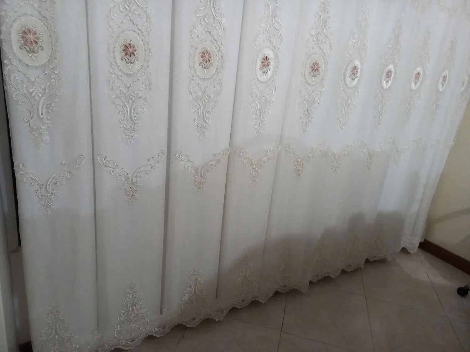 یک عدد پرده پذیرایی در حد نو|پرده، رانر، رومیزی|فردیس, فردیس|دیوار