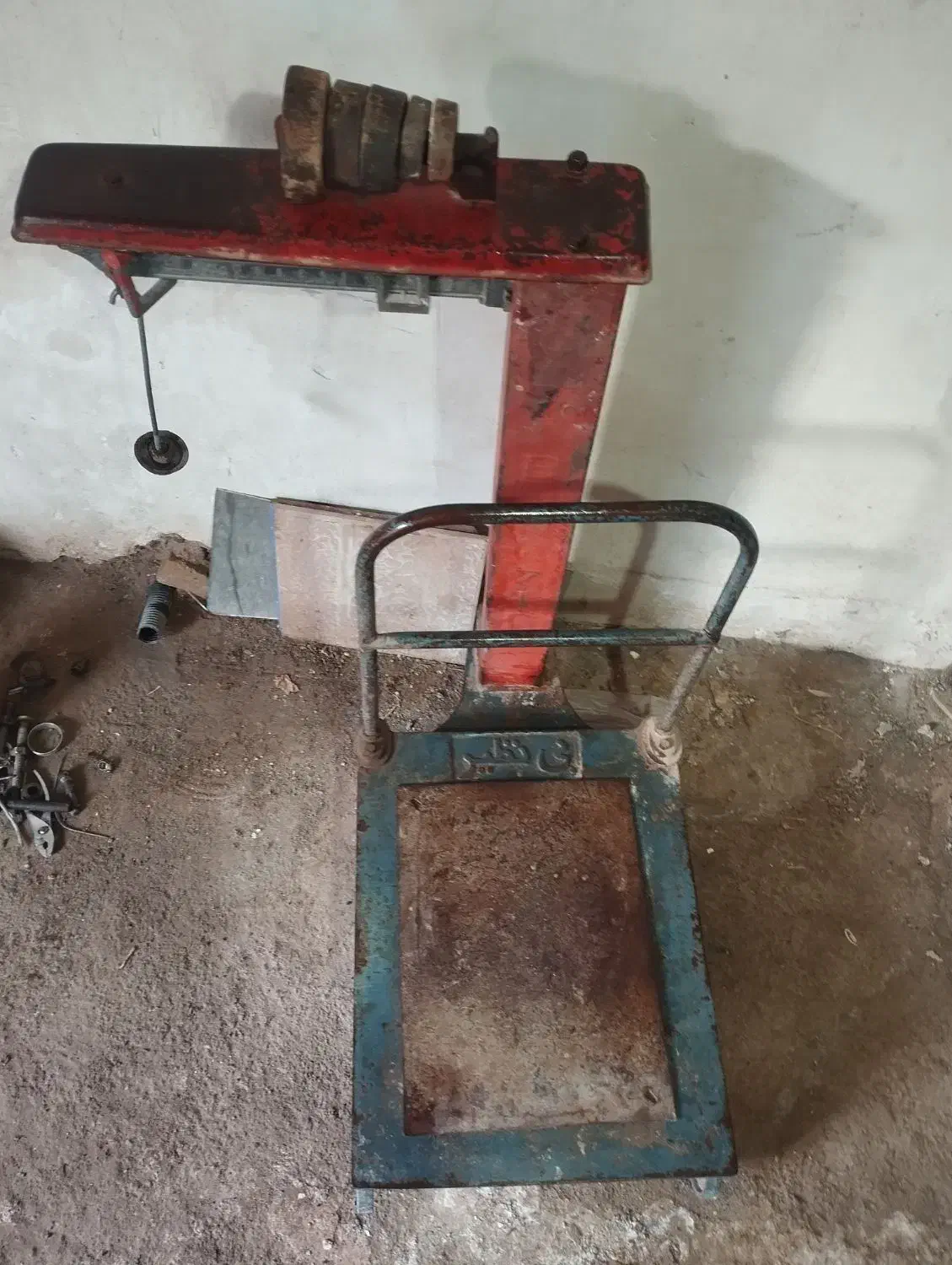 ترازو|ابزارآلات|تربت‌حیدریه, پایانه مسافربری تربت حیدریه|دیوار