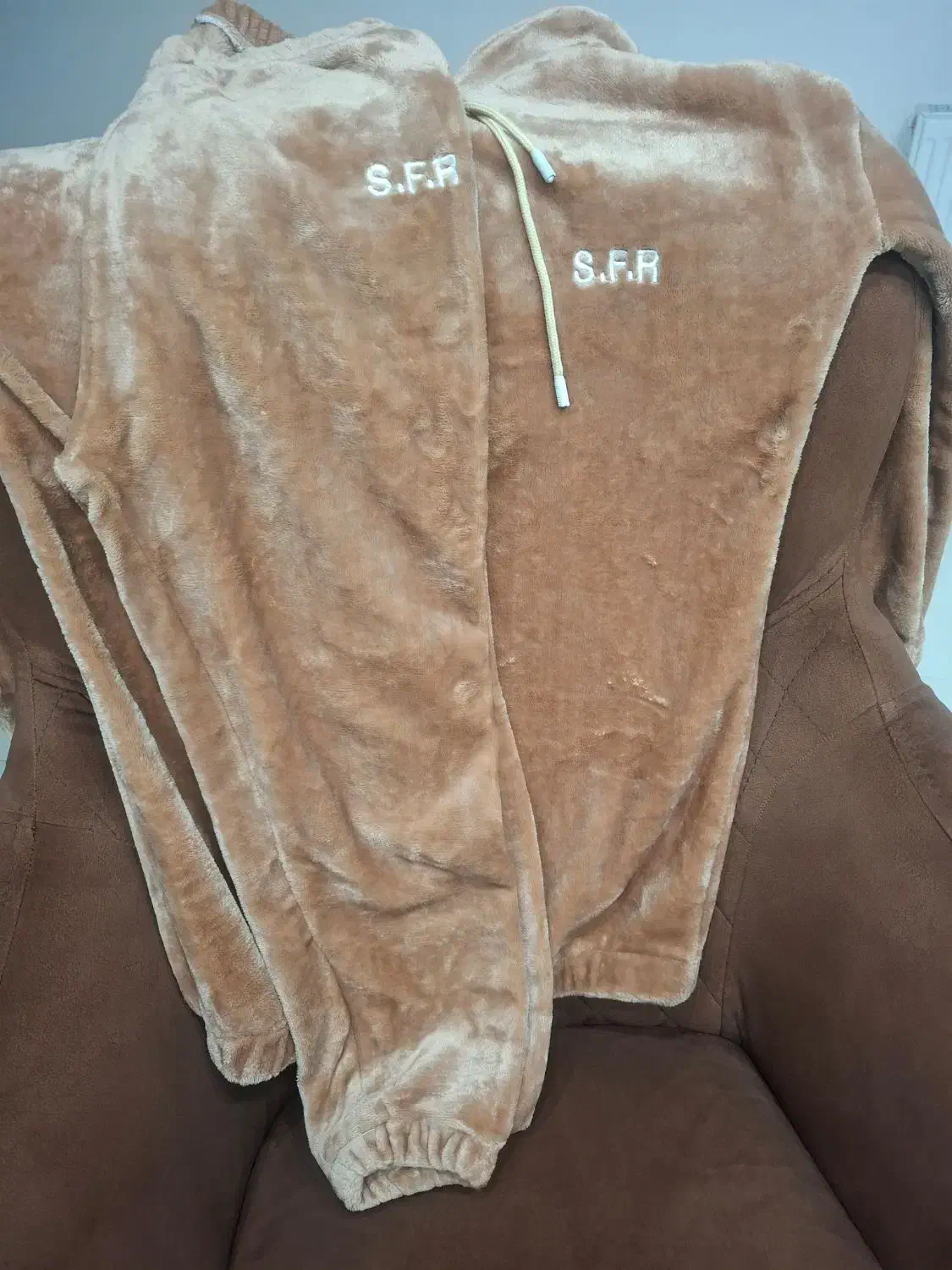 هودی وشلوار|لباس|ساری, |دیوار