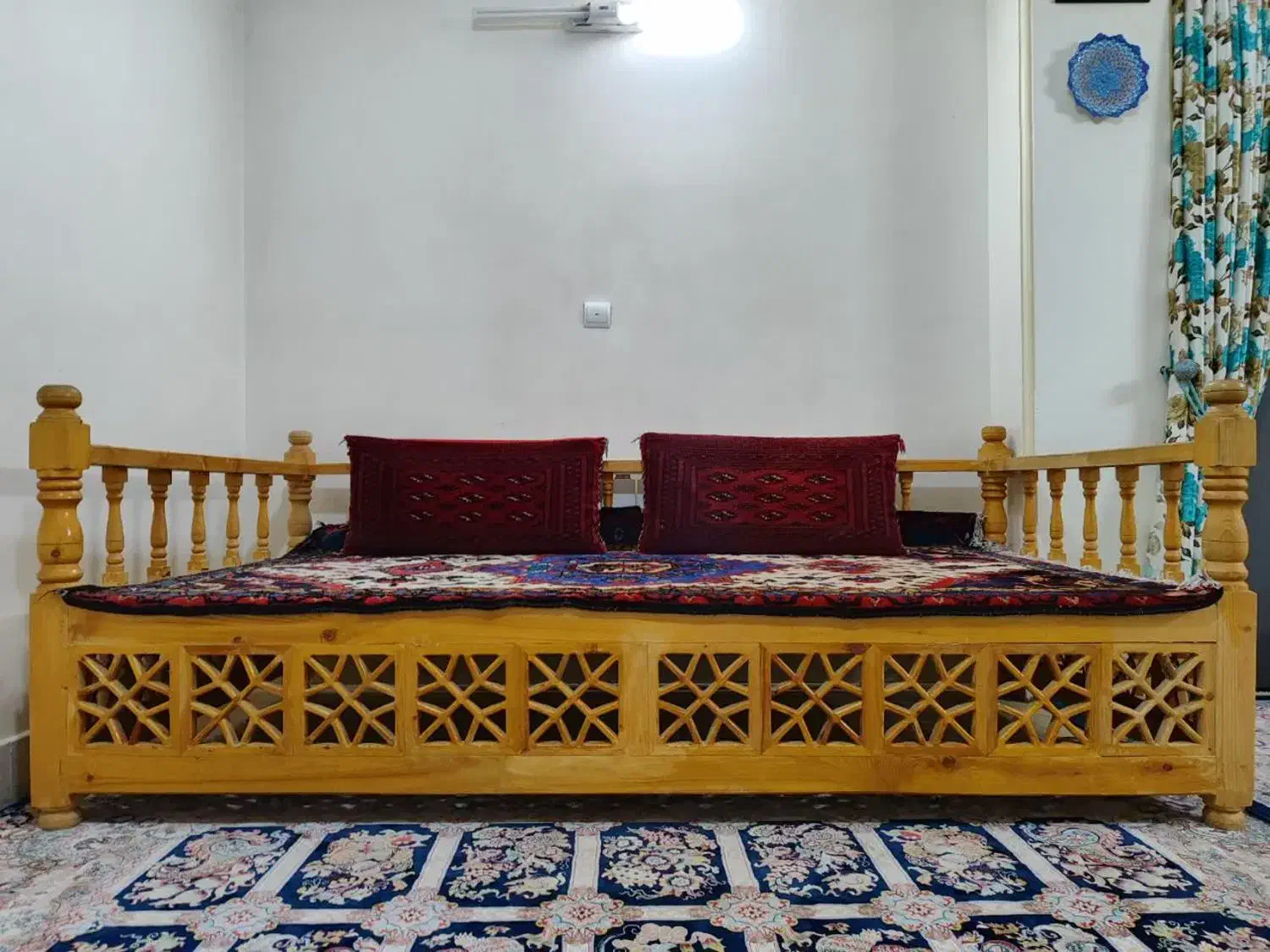 تخت سنتی چوبی|مبلمان خانگی و میز عسلی|قم, دورشهر|دیوار