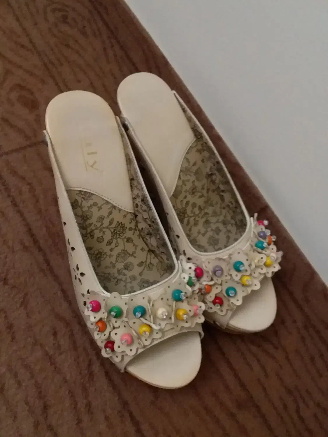 دمپایی|کیف، کفش، کمربند|میانه, |دیوار