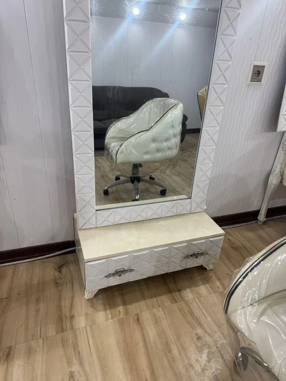 میزو آینه وصندلی آرایشگاهی|آرایشگاه و سالنهای زیبایی|قائمشهر, |دیوار