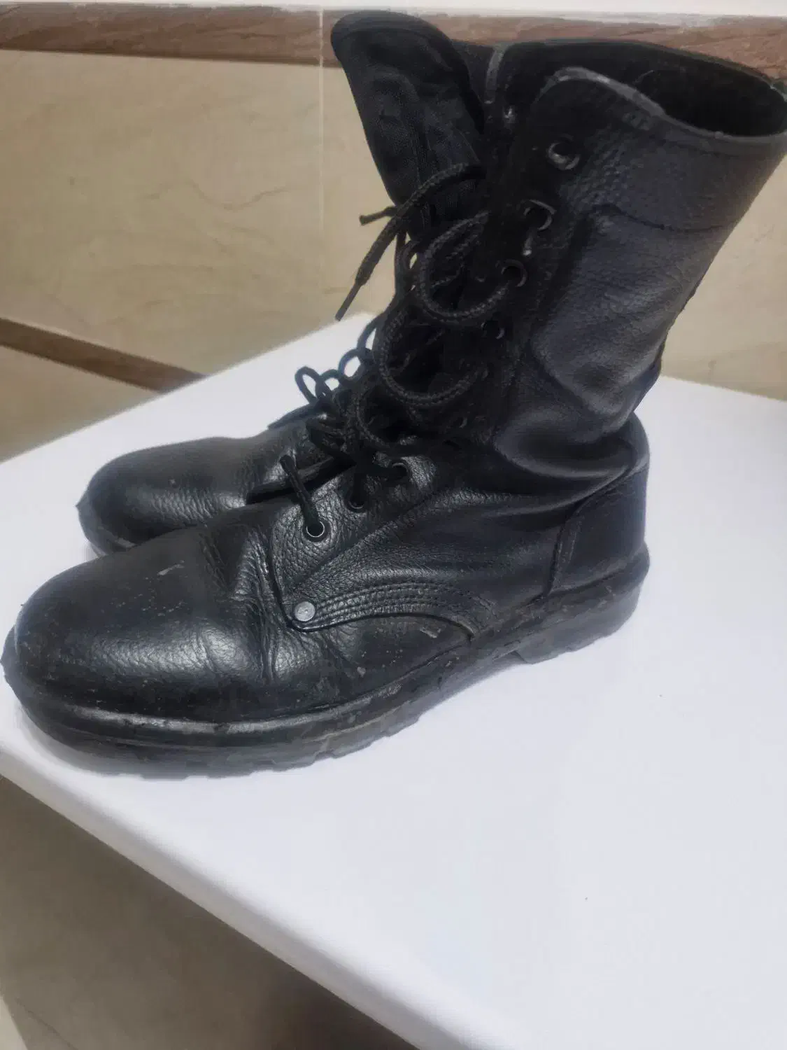 پوتین  و کلاه  نظامی|کیف، کفش، کمربند|تبریز, |دیوار