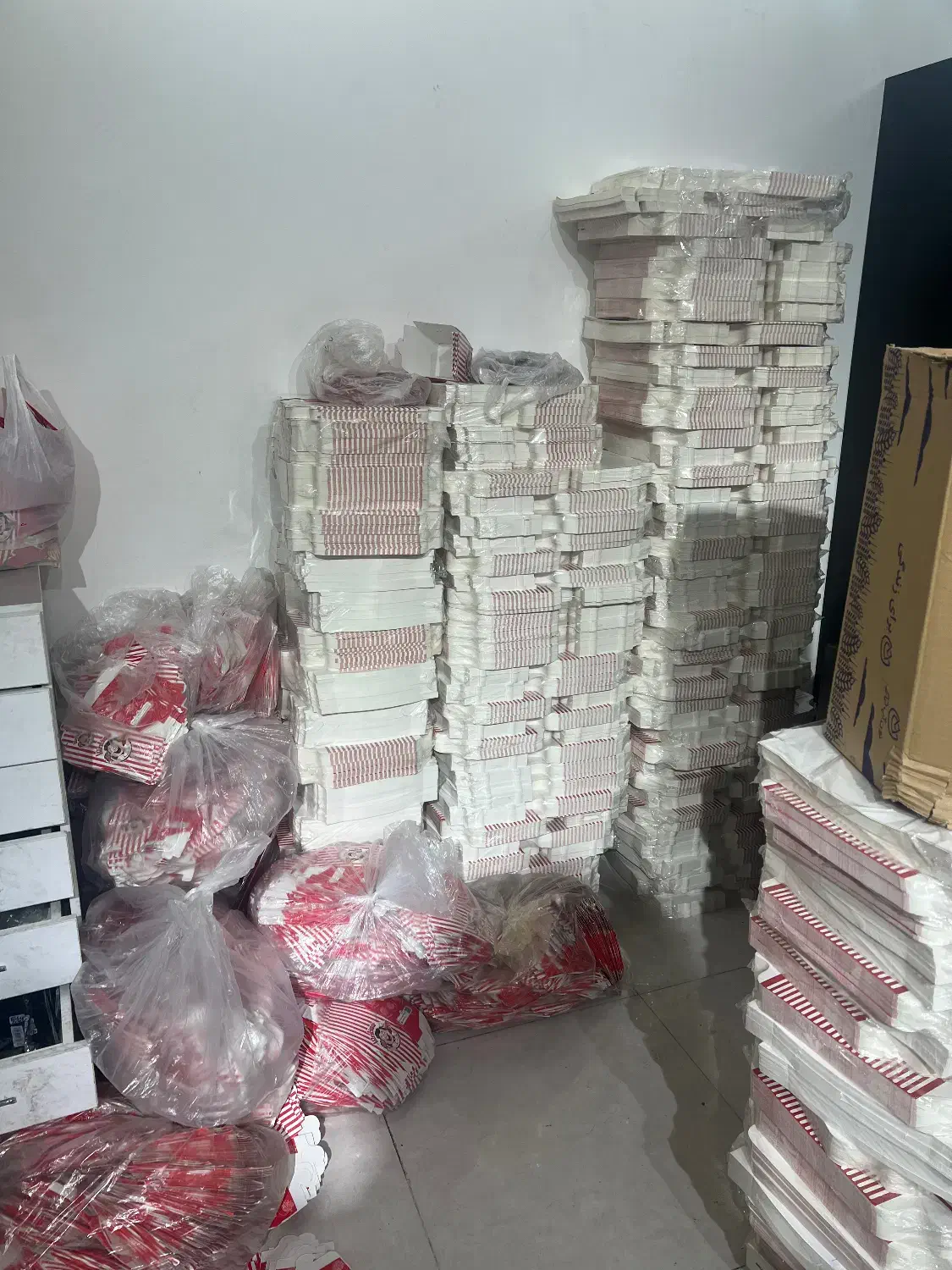 جعبه|کافیشاپ و رستوران|شیراز, چوگیاه|دیوار