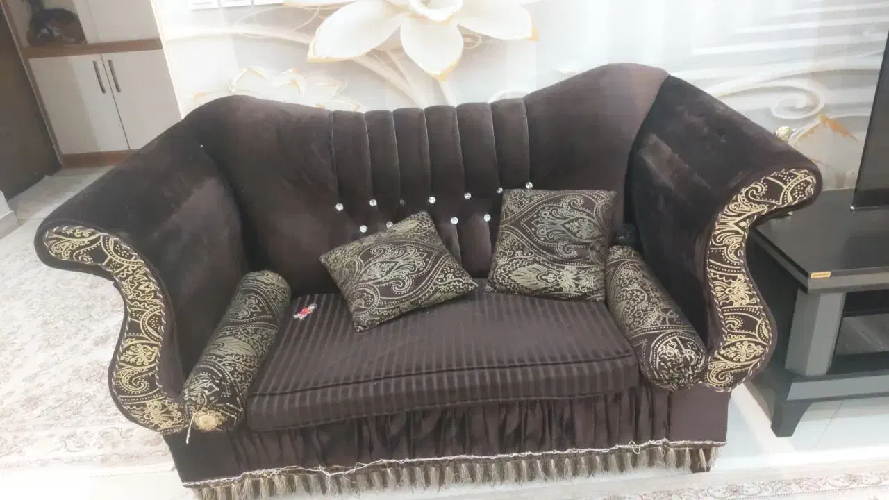 مبلمان راحتی سالم و تمیز تو عکس هم مشخسه|مبلمان خانگی و میز عسلی|ری, شهادت|دیوار