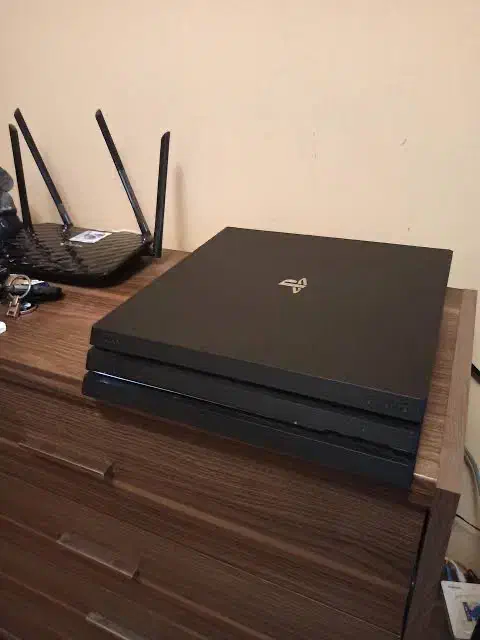 با دو دسته اورجینال Ps4 pro 1tb|کنسول، بازی ویدئویی و آنلاین|شیراز, فرهنگ شهر|دیوار