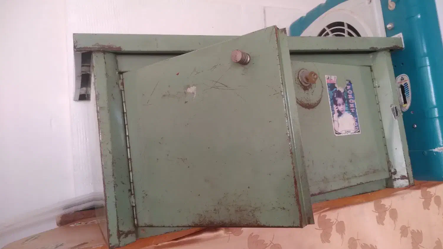 میز قدیمی|کلکسیون اشیاء عتیقه|اصفهان, زهران|دیوار