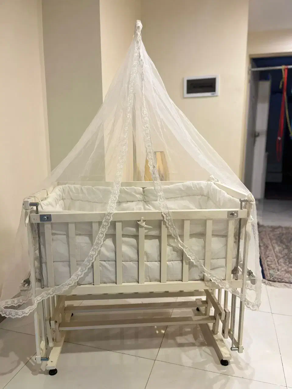تخت نوزاد کنار مادر  دارای گهواره و پشه بند|تخت و صندلی بچه|فردیس, فردیس|دیوار
