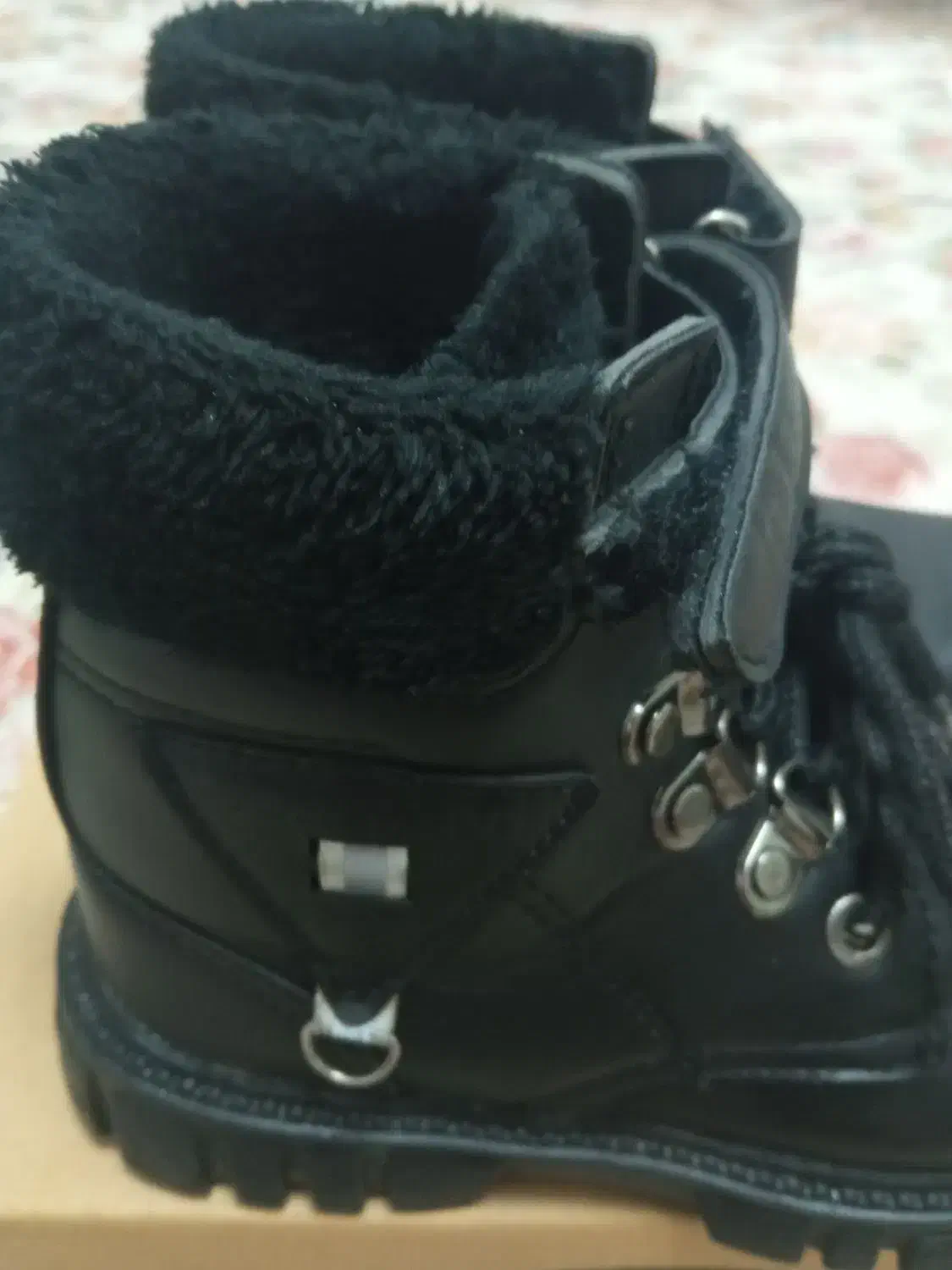 پوتین بچه|کفش و لباس بچه|رشت, نظری|دیوار