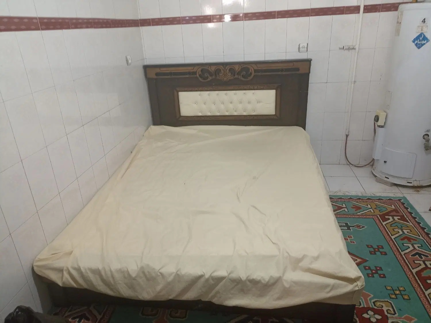 تخت|تخت و سرویس خواب|قم, چهل درخت‎|دیوار
