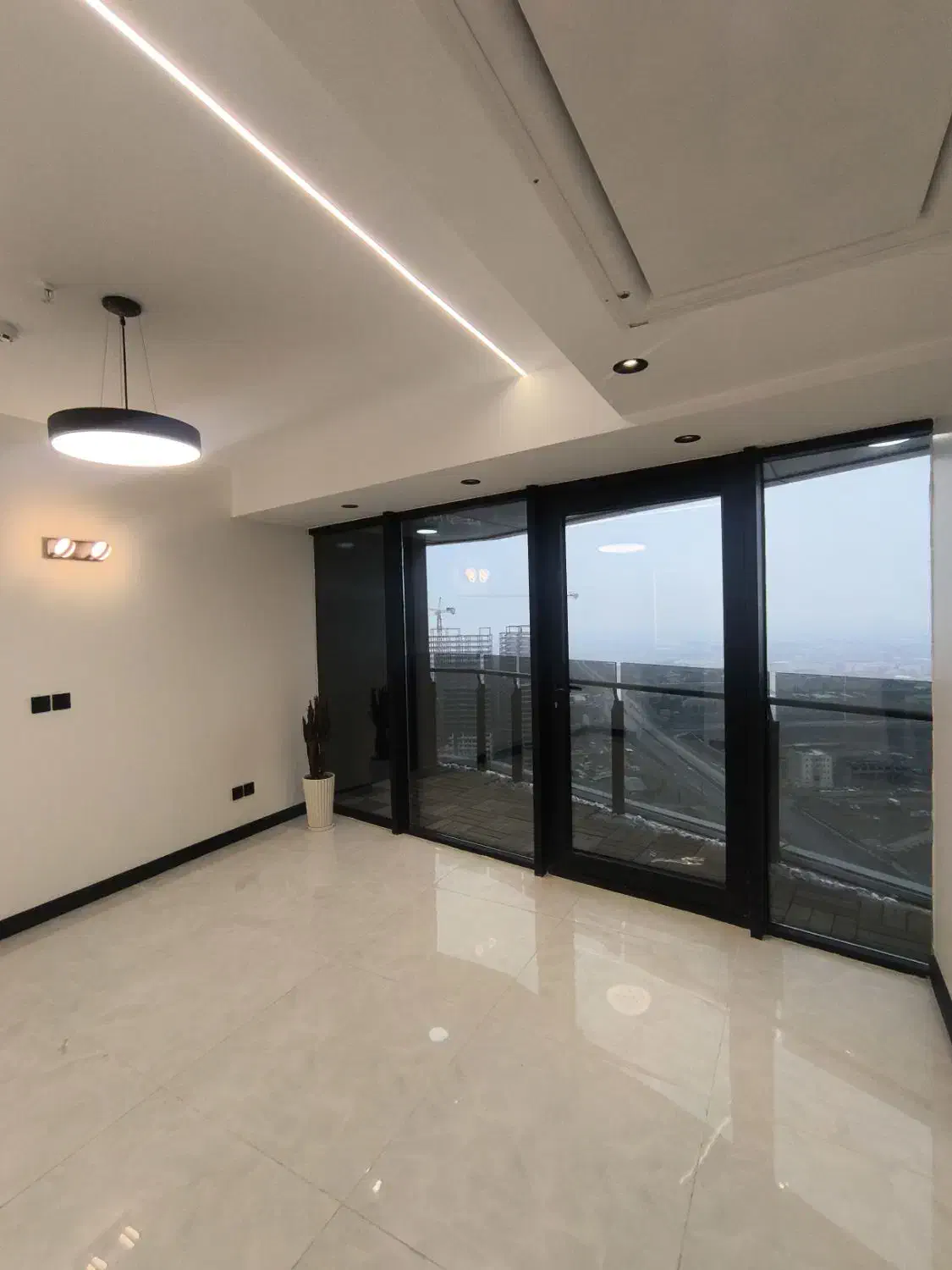 ۸۵متر جنوبی برج لوکس الماس شیشه دریاچه ایرانمال