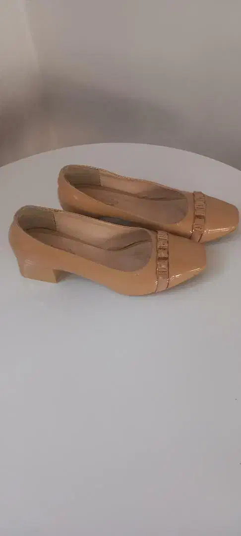 4 جفت کفش سایز 37 فقط یک میلیون تومان|کیف، کفش، کمربند|بناب, |دیوار