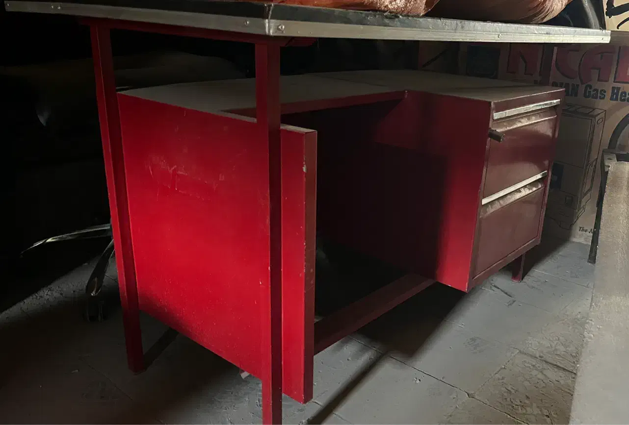 میز تحریر فلزی محکم و قدیمی و بسیار تمیز و سالم|میز تحریر و کامپیوتر|سبزوار, کاشفی شمالی (دادگستری)|دیوار