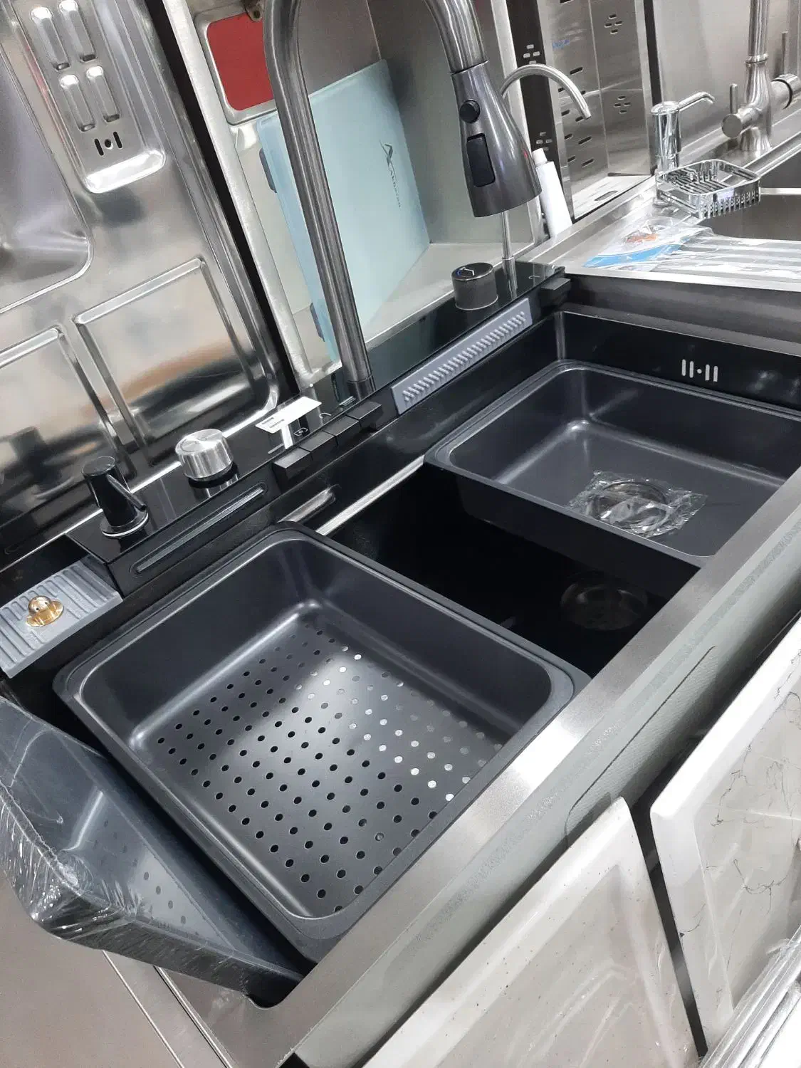 آبشاری آبچکان پشت پنجره سینک پیانویی باکسی|آبچکان و نظمدهنده ظروف|قدس, شهرقدس|دیوار