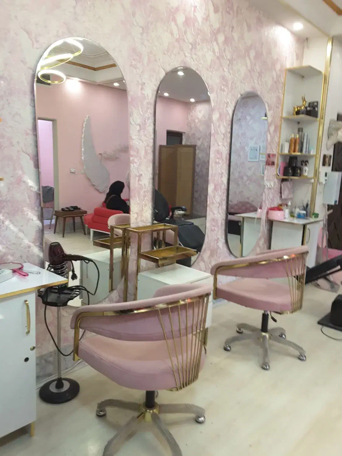 اجاره اتاق در سالن زیبایی|خدمات آرایشگری و زیبایی|کرج, کوی ایثار|دیوار