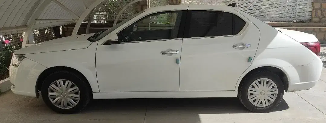 دنا پلاس ۱۴۰۳ سفید ۵ دنده خشک|خودرو سواری و وانت|قم, شهرک امام حسین|دیوار