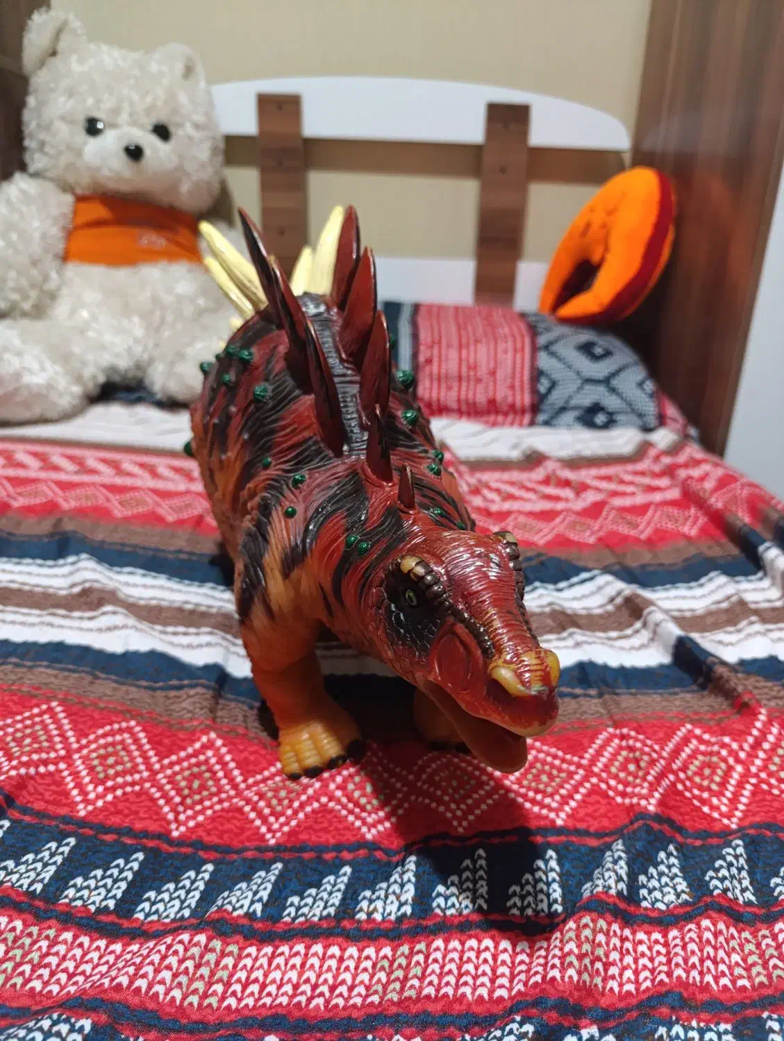 اسباب بازی|اسباببازی|شهریار, کردزار|دیوار