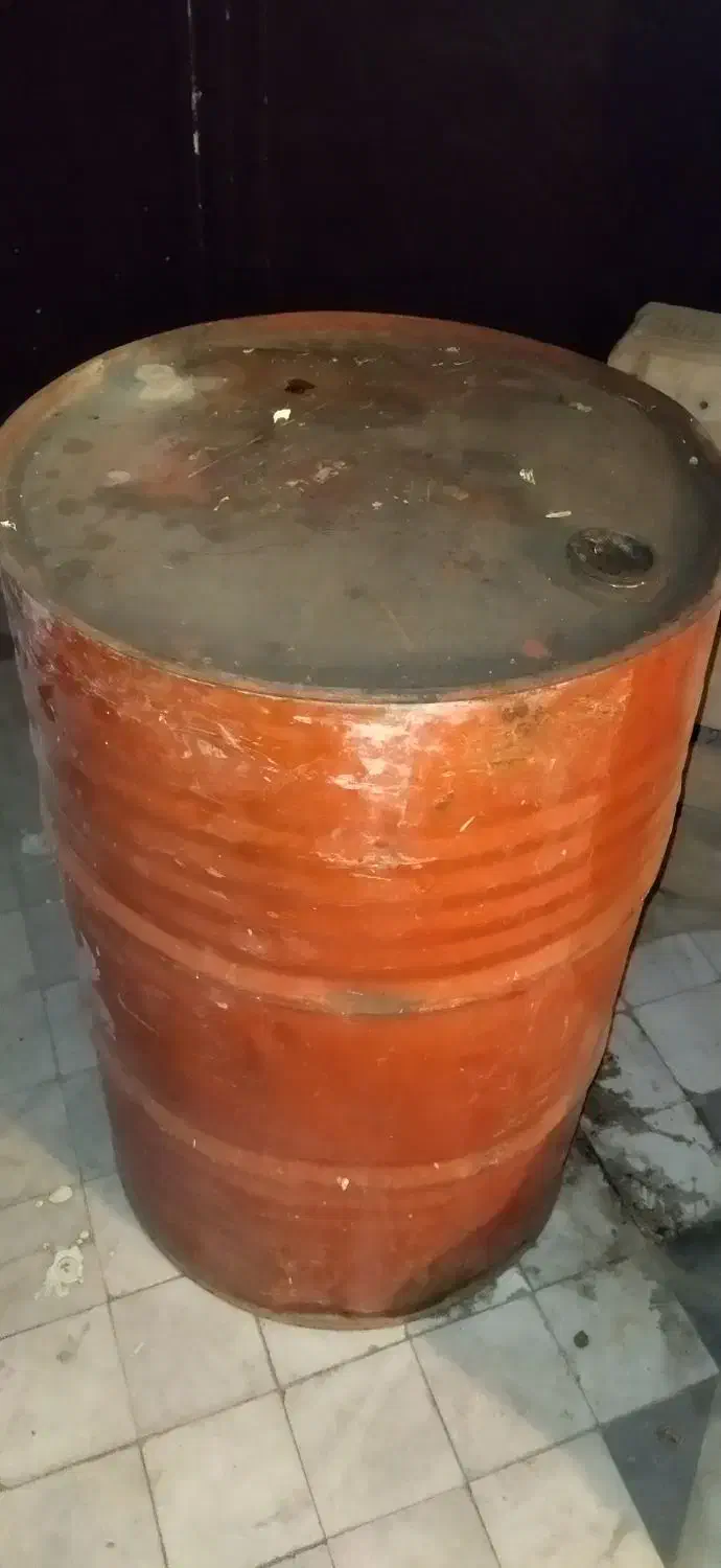 بشکه فلزی سالم|ظروف نگهدارنده، پلاستیکی، یک‌بارمصرف|قم, نیروگاه|دیوار