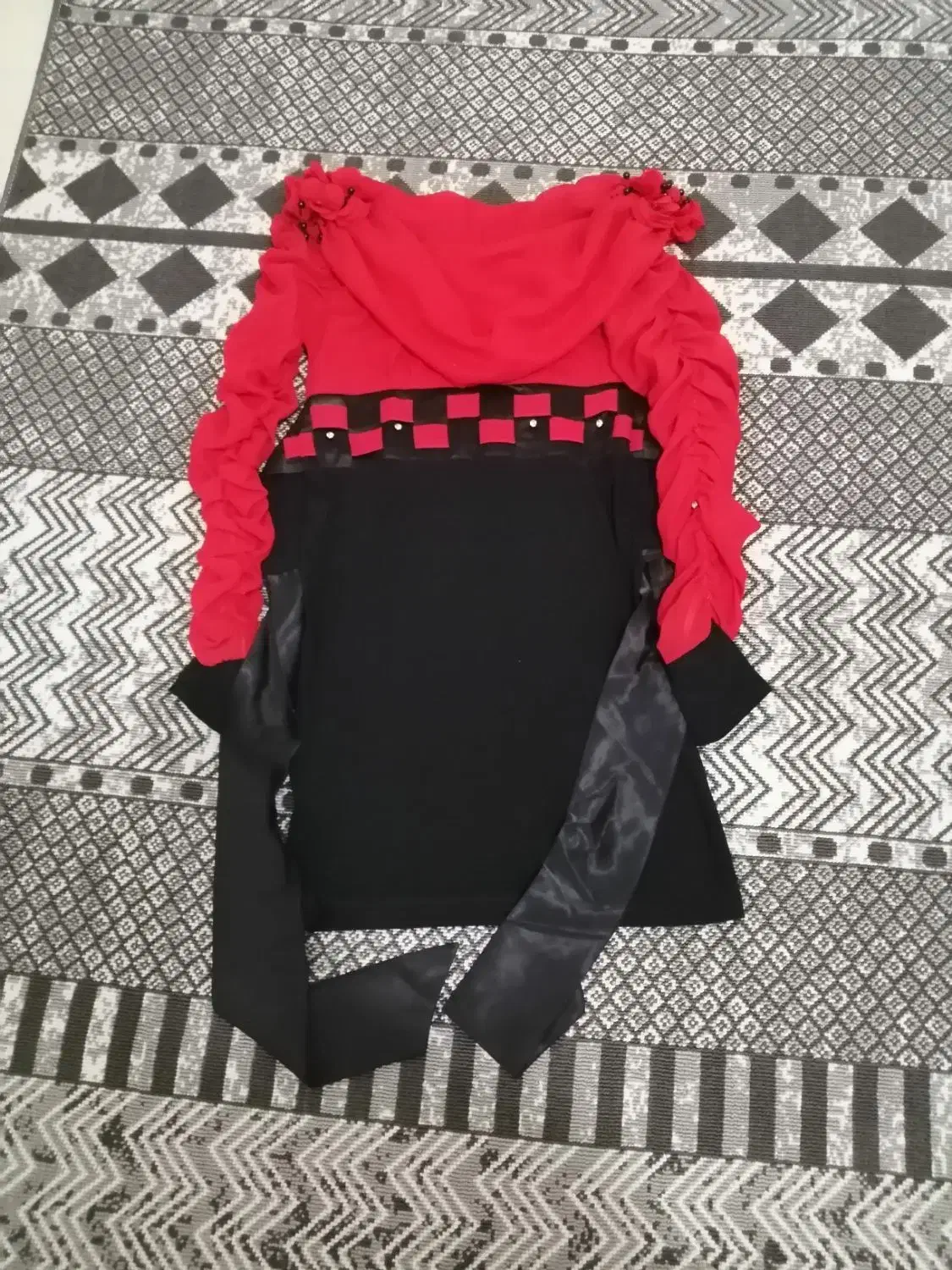 لباس ها در حد نو تمیز|لباس|نیشابور, خط کاشمر|دیوار