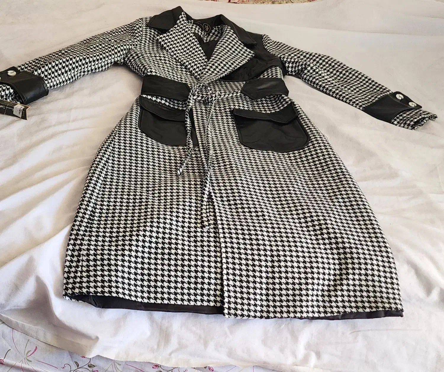 دو عدد پالتو و یک عدد بارانی|لباس|مرودشت, بیست متری بیمارستان|دیوار