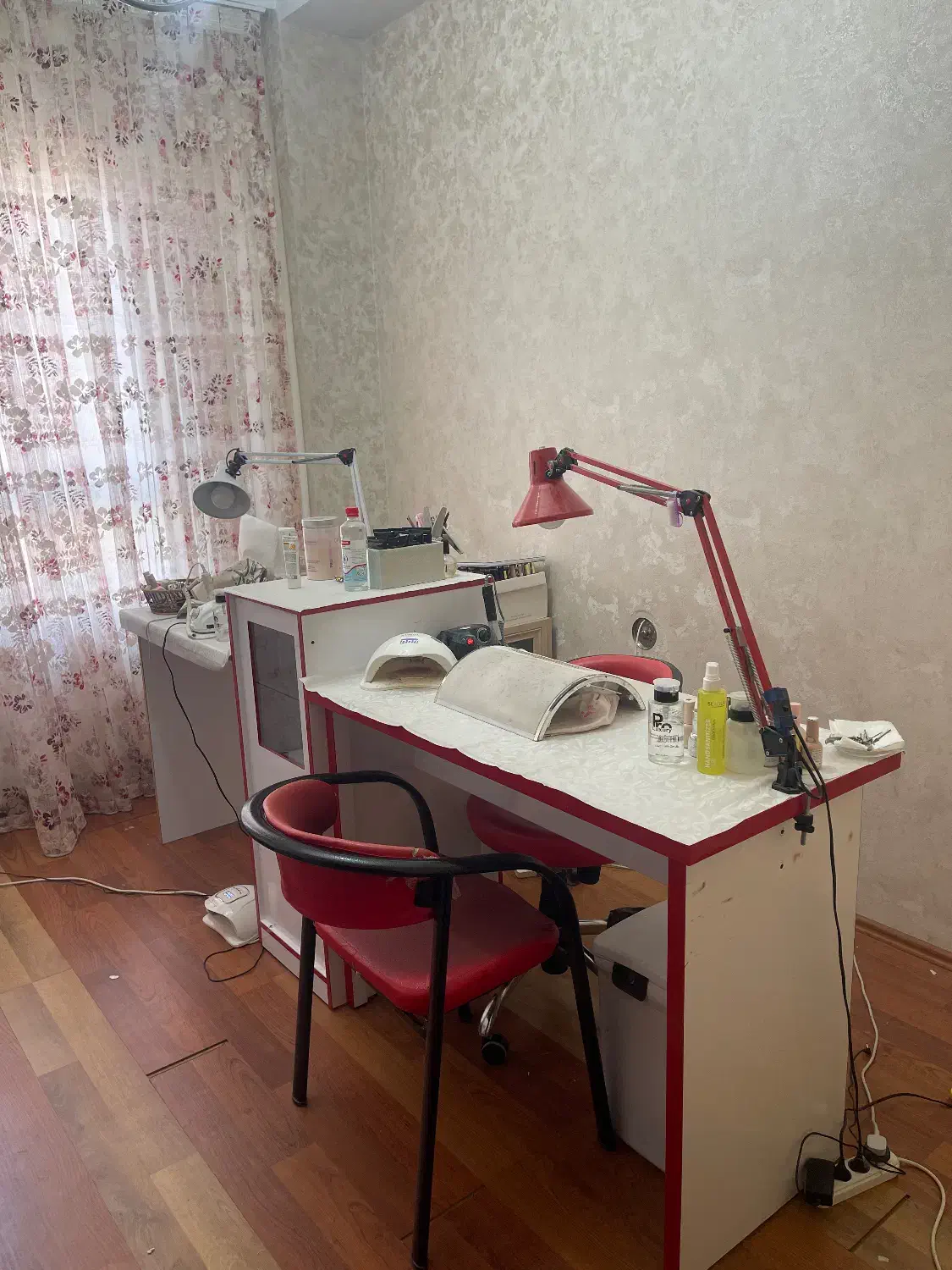 میز ناخن و طبقه لاک و صندلی|آرایشگاه و سالن‌های زیبایی|اردبیل, |دیوار