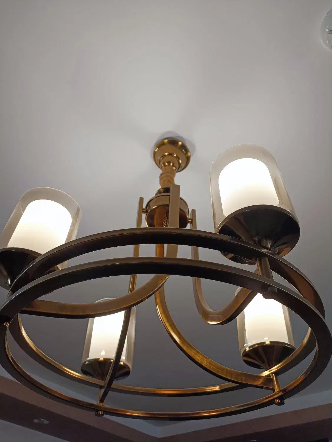 لوستر چهار شاخه|لوستر و چراغ آویز|شاهین‌شهر, مسکن مهر|دیوار