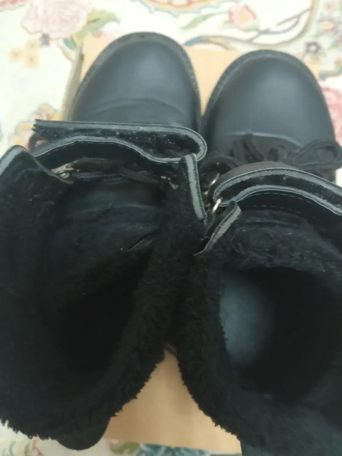 پوتین بچه|کفش و لباس بچه|رشت, نظری|دیوار