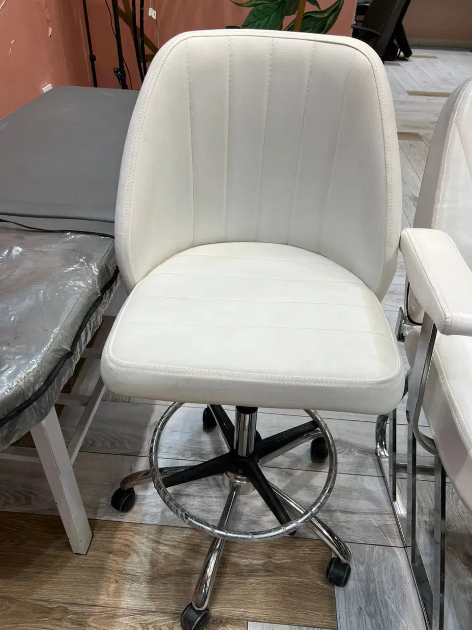 صندلی میکاپ و استادکار|آرایشگاه و سالنهای زیبایی|شیراز, نیایش|دیوار