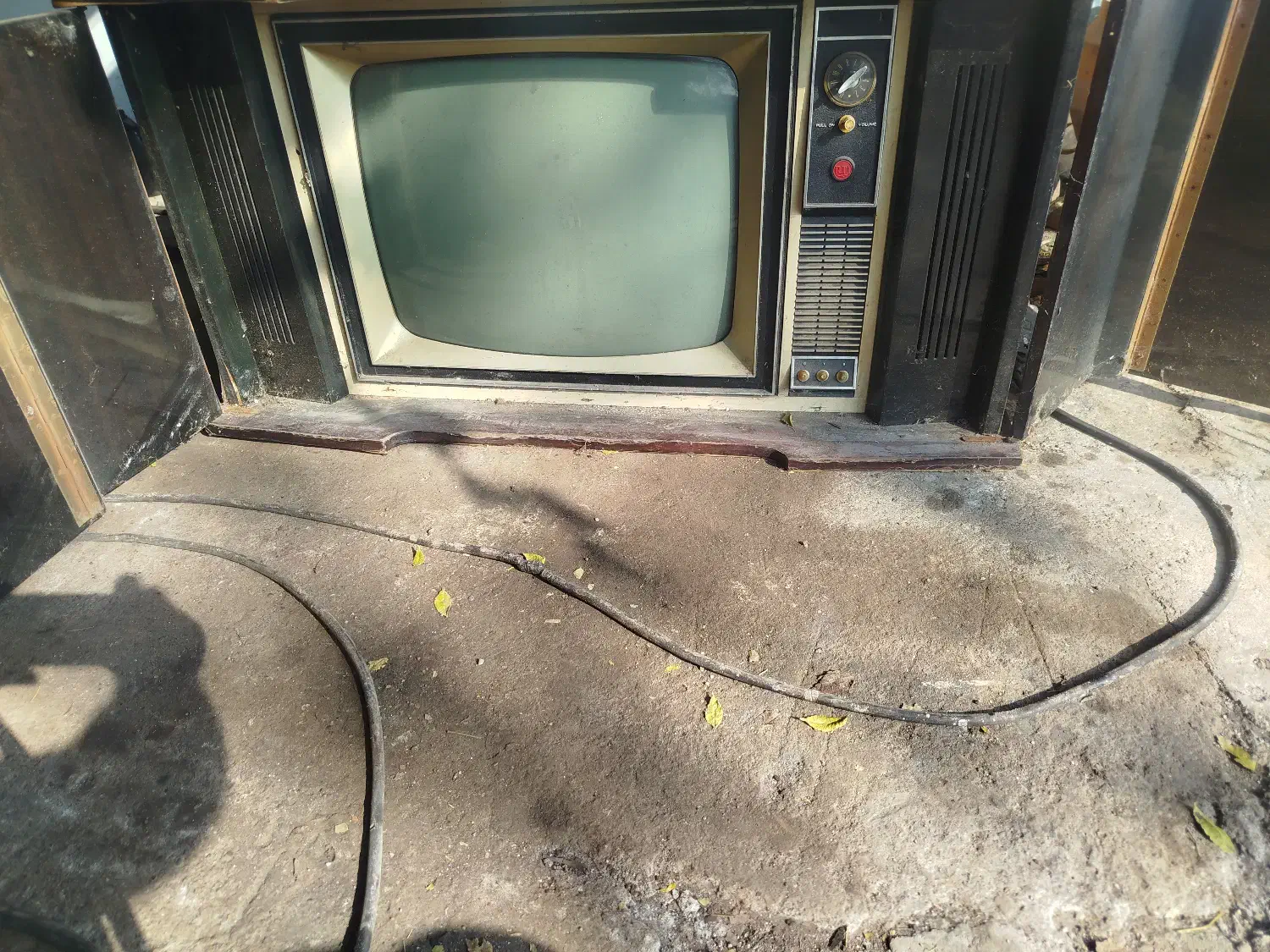 تلویزیون کلکسیونی روشن|تلویزیون و پروژکتور|بندر انزلی, آذربایجان|دیوار