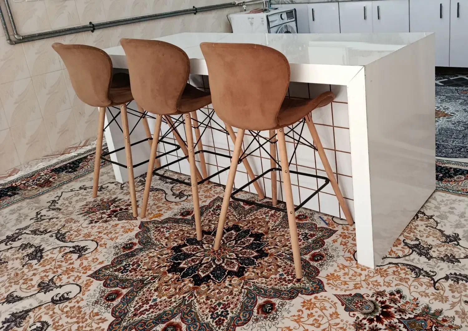 میز جزیره همراه با صندلی کلاسیک|میز و صندلی غذاخوری|سمیرم, |دیوار