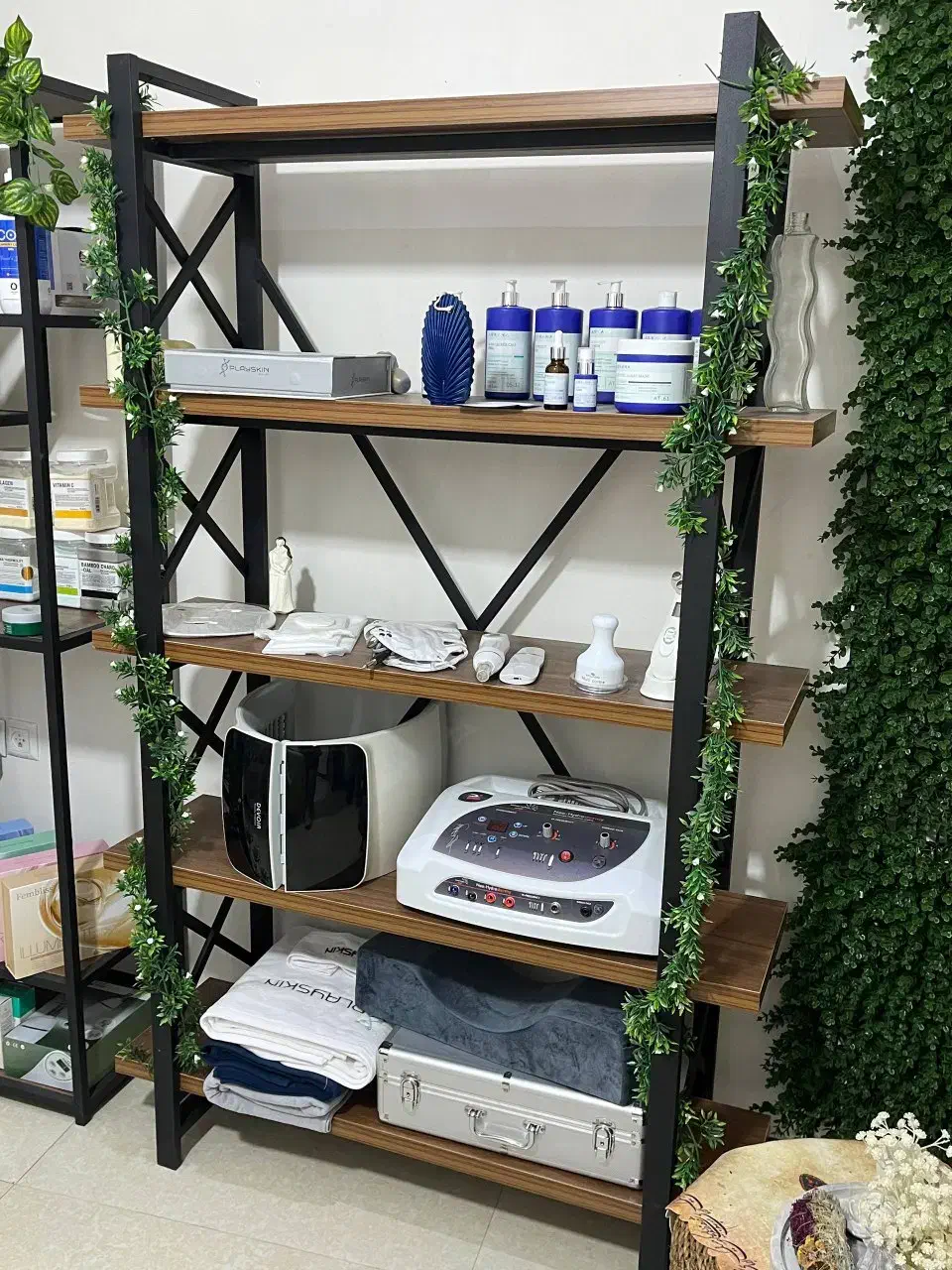 فروش لوازم مژه و فیشیال و قفسه چوبی|آرایشگاه و سالن‌های زیبایی|هشتگرد, شهرک ولیعصر (مصلی)|دیوار