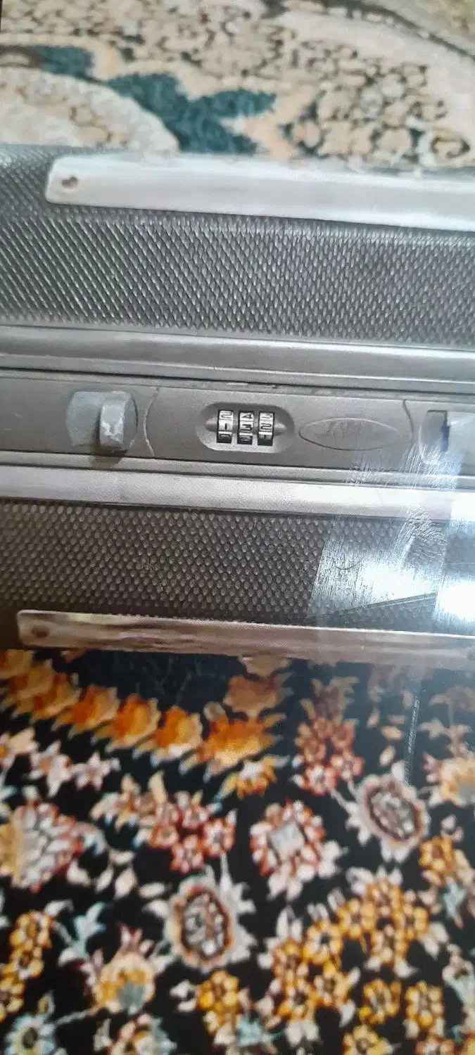 چمدان بزرگ|کیف، کفش، کمربند|رشت, کوی قدس|دیوار