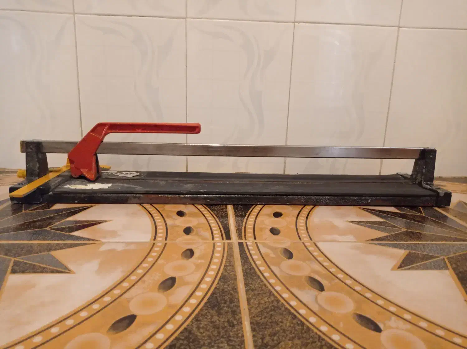 کاشی بر در حد نو|ابزارآلات|خرمآباد, |دیوار