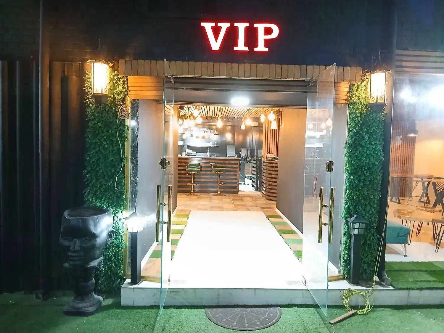 استخدام باریستا آقا و سالندار خانم|استخدام خدمات فروشگاه و رستوران|اهواز, کمپلو شمالی|دیوار