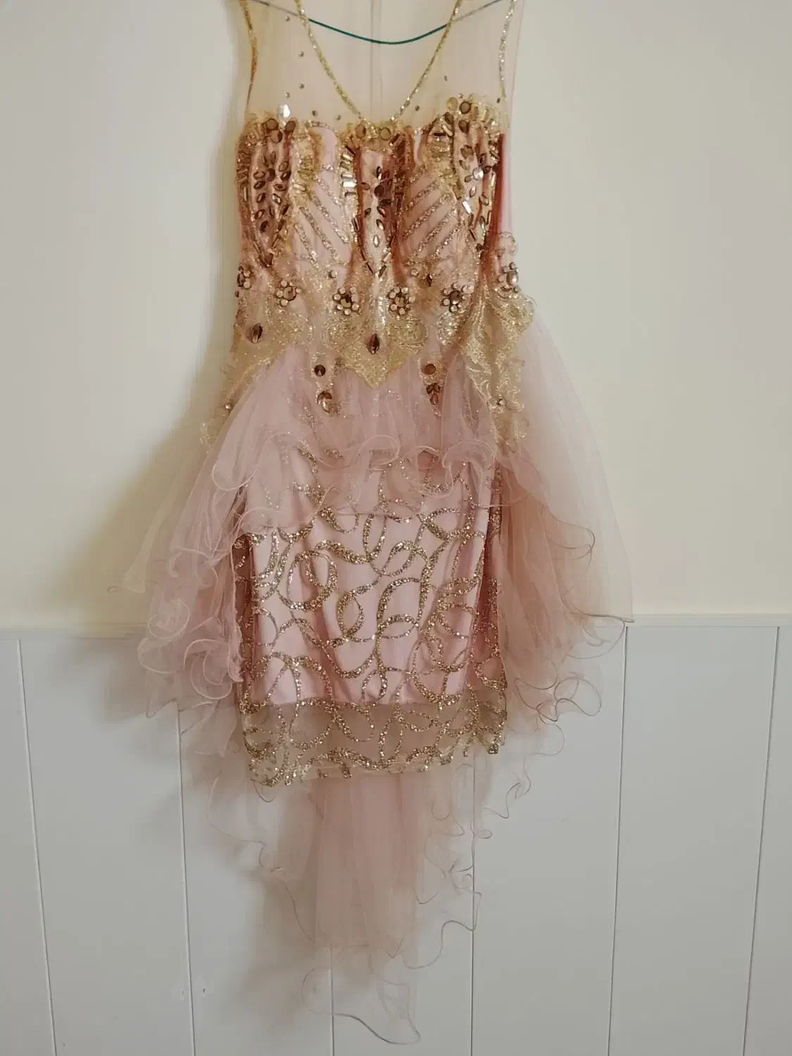 لباس مجلسی|لباس|لامرد, |دیوار