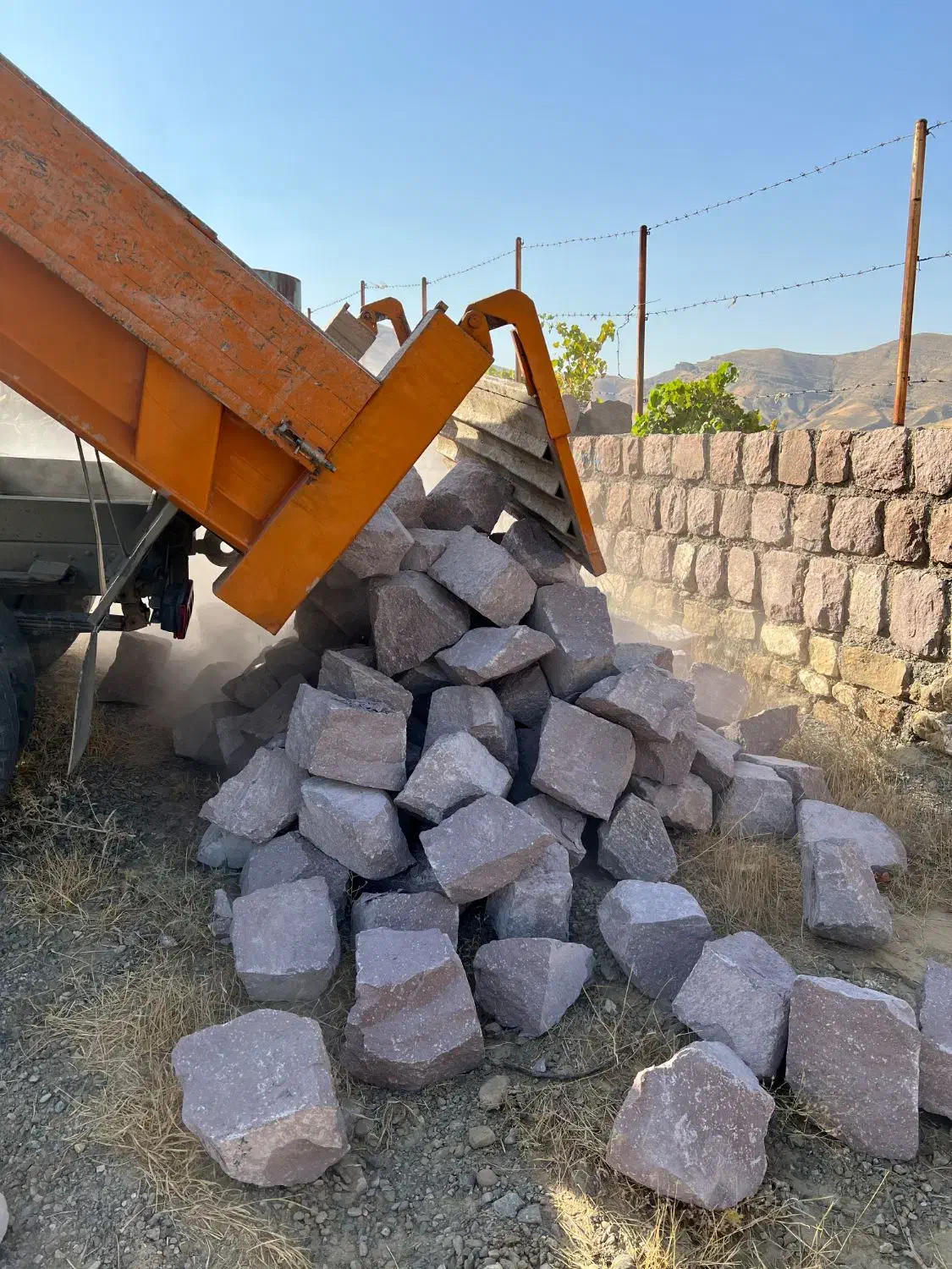 حمل سنگ پی و مالون بادامی مخلوط زنبیل آجر شن شسته|عمدهفروشی|ارومیه, |دیوار