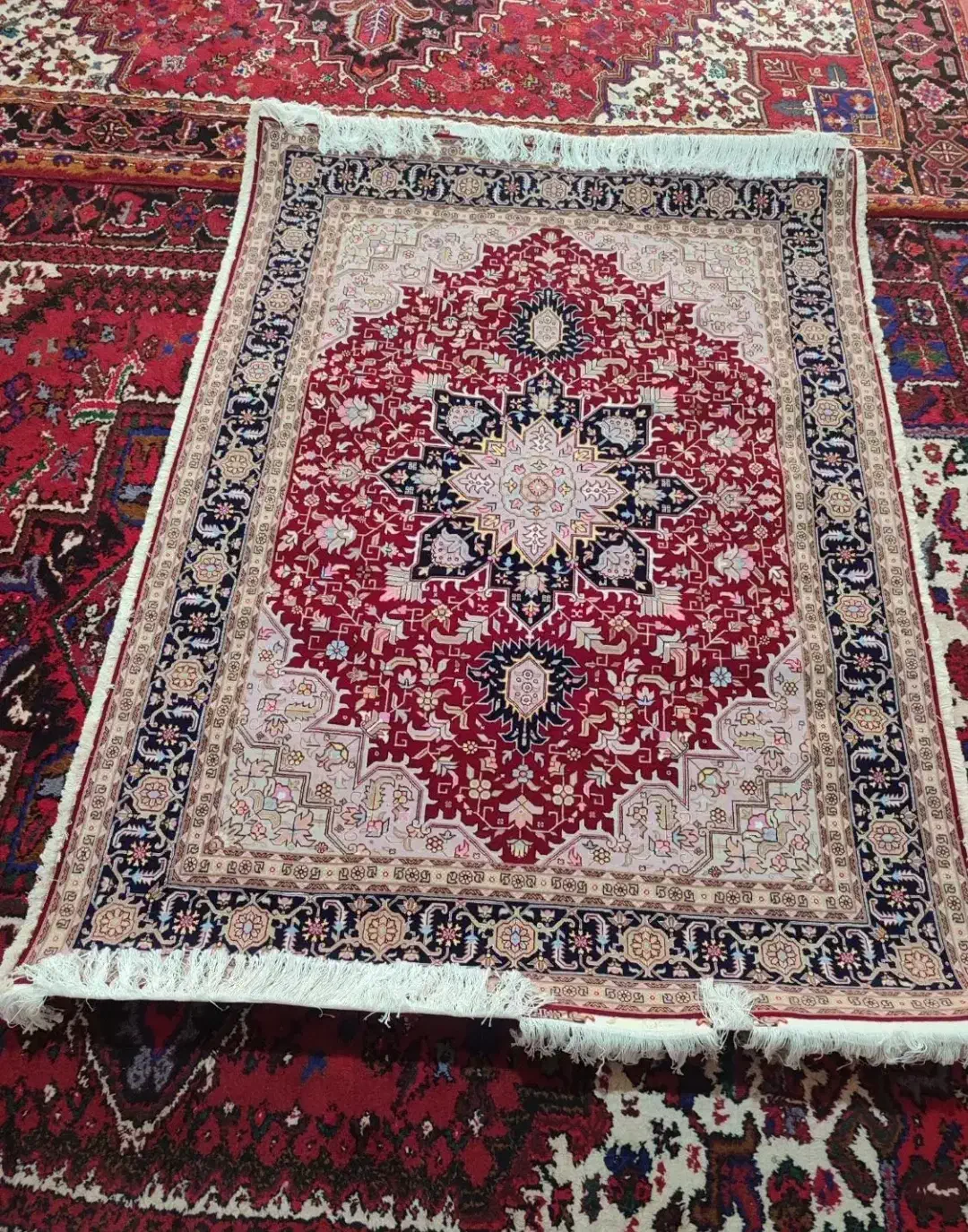 فرش قالیچه ابریشم هریس|فرش|تبریز, |دیوار