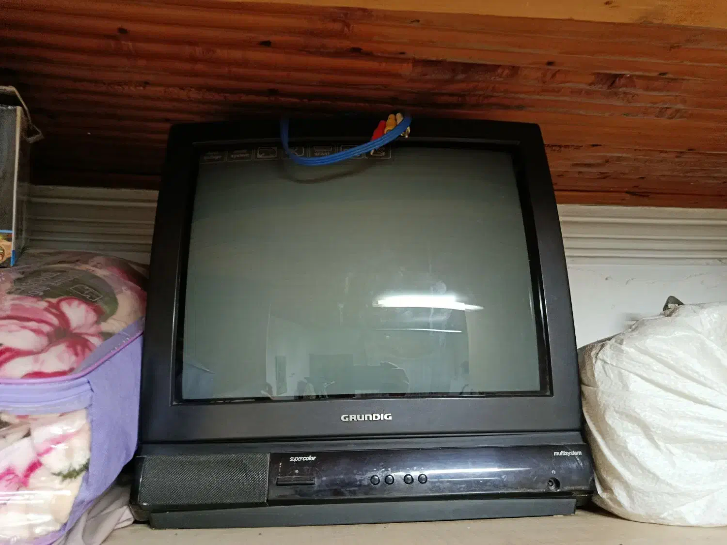 تلویزیون رنگی سالم به همراه دستگاه گیرنده دیجیتال|تلویزیون و پروژکتور|رودسر, |دیوار