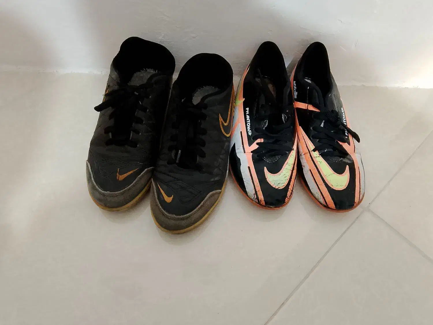 کفش فوتبال|کیف، کفش، کمربند|بومهن, |دیوار